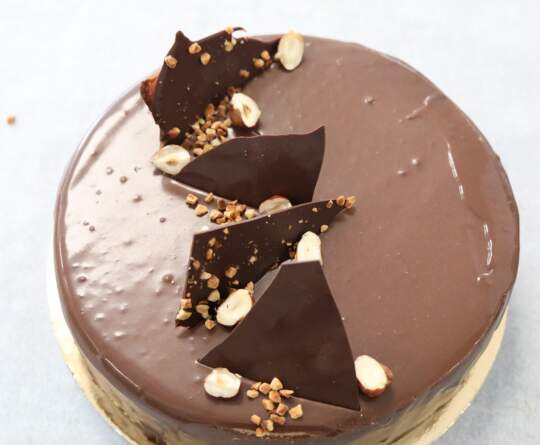 Image d'un gâteau avec un glaçage au chocolat.
