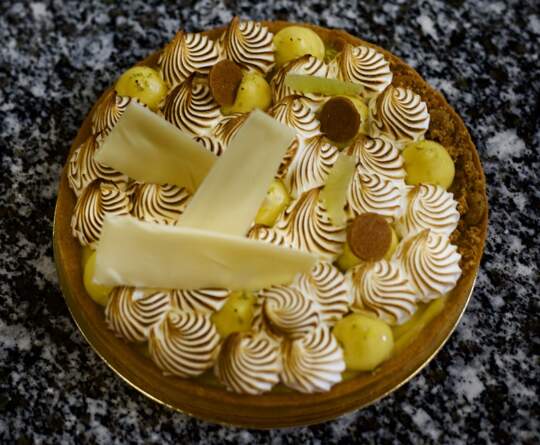 Vue du dessus d'une tarte meringuée au citron.